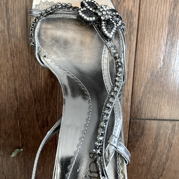 Vintage TWO LIPS Gileyla Bejeweled Pewter 4" Heels - Picture 2 of 8